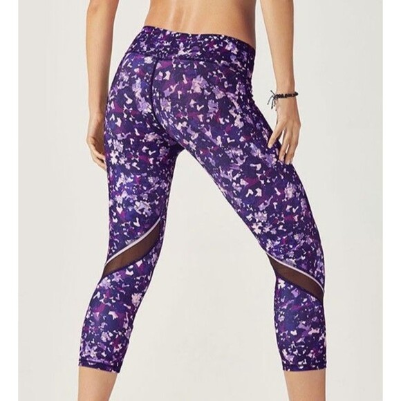 Fabletics Debbie Reflective Capri Leggings Medium Purple Camo Gym Yoga Pilates - Picture 4 of 16